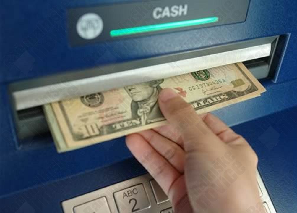 Как снять деньги в банке или банкомате