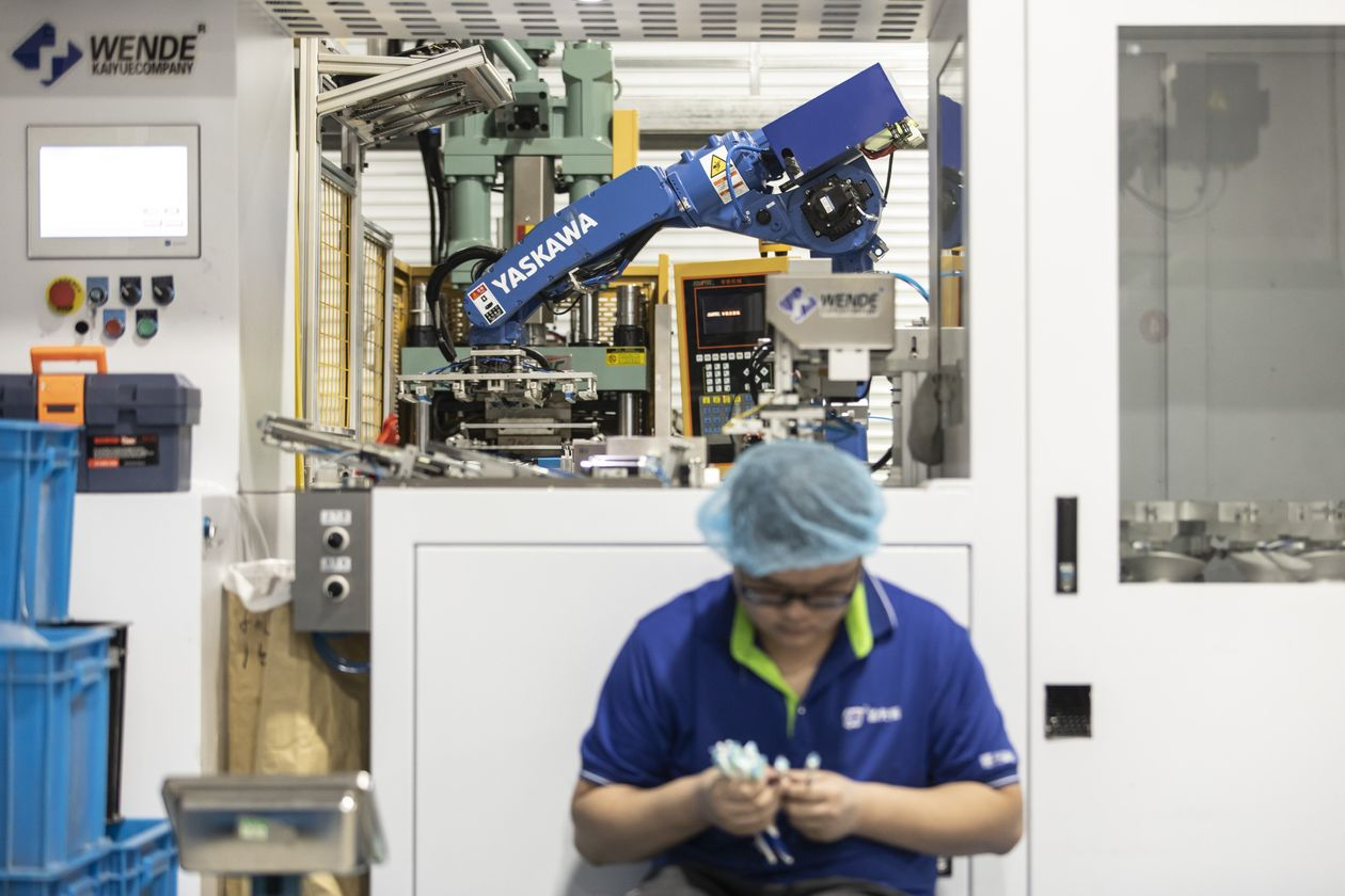 Китайские заводы ускоряют роботизацию по мере сокращения рабочей силы
