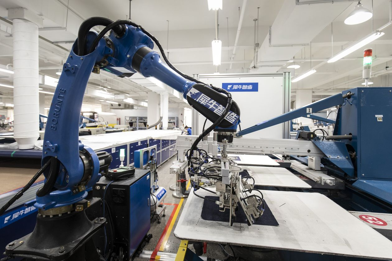Китайские заводы ускоряют роботизацию по мере сокращения рабочей силы